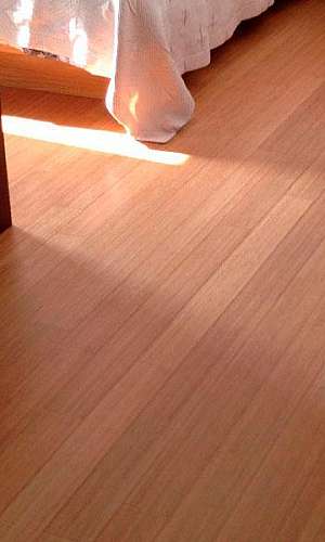 Aplicação bona no piso de bambu Aplicação bona no piso de bambu