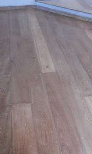 Aplicação de Bona em Piso de Madeira Aplicação de Bona em Piso de Madeira