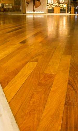 Aplicação de Verniz em Pisos de Madeira Aplicação de Verniz em Pisos de Madeira