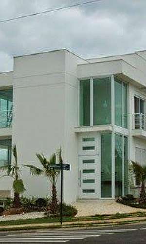 Fachada com vidro incolor Fachada com vidro incolor