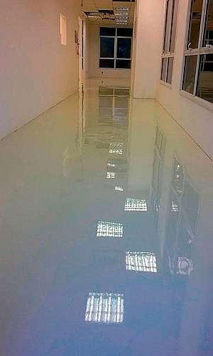 Revestimento e pintura de piso com resina epóxi Revestimento e pintura de piso com resina epóxi